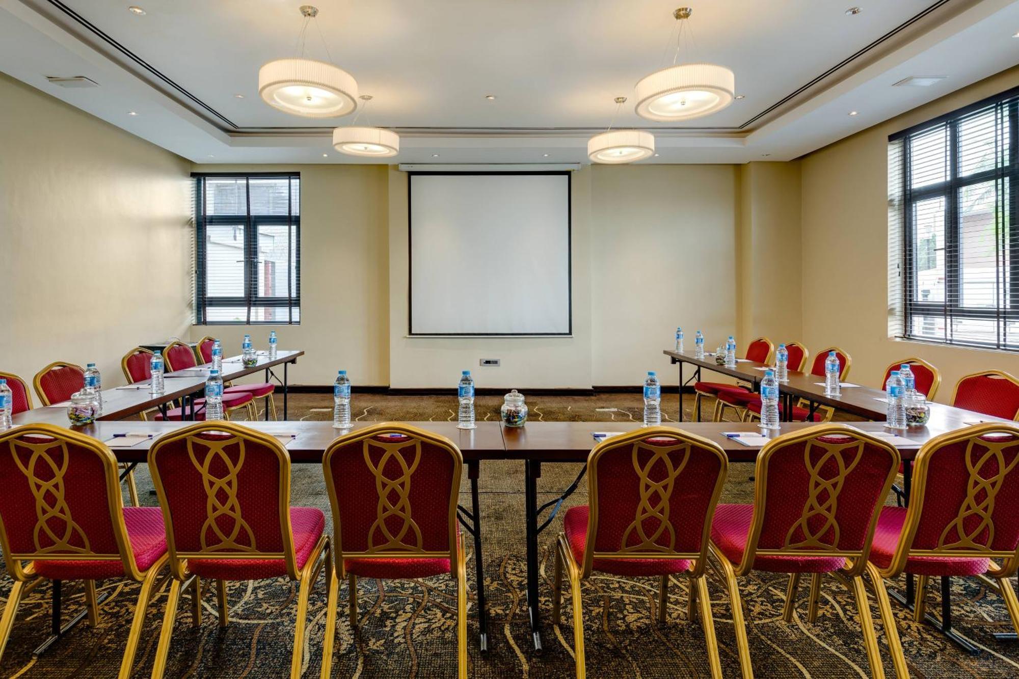 Protea Hotel By Marriott Ikeja Select Lagos Esterno foto