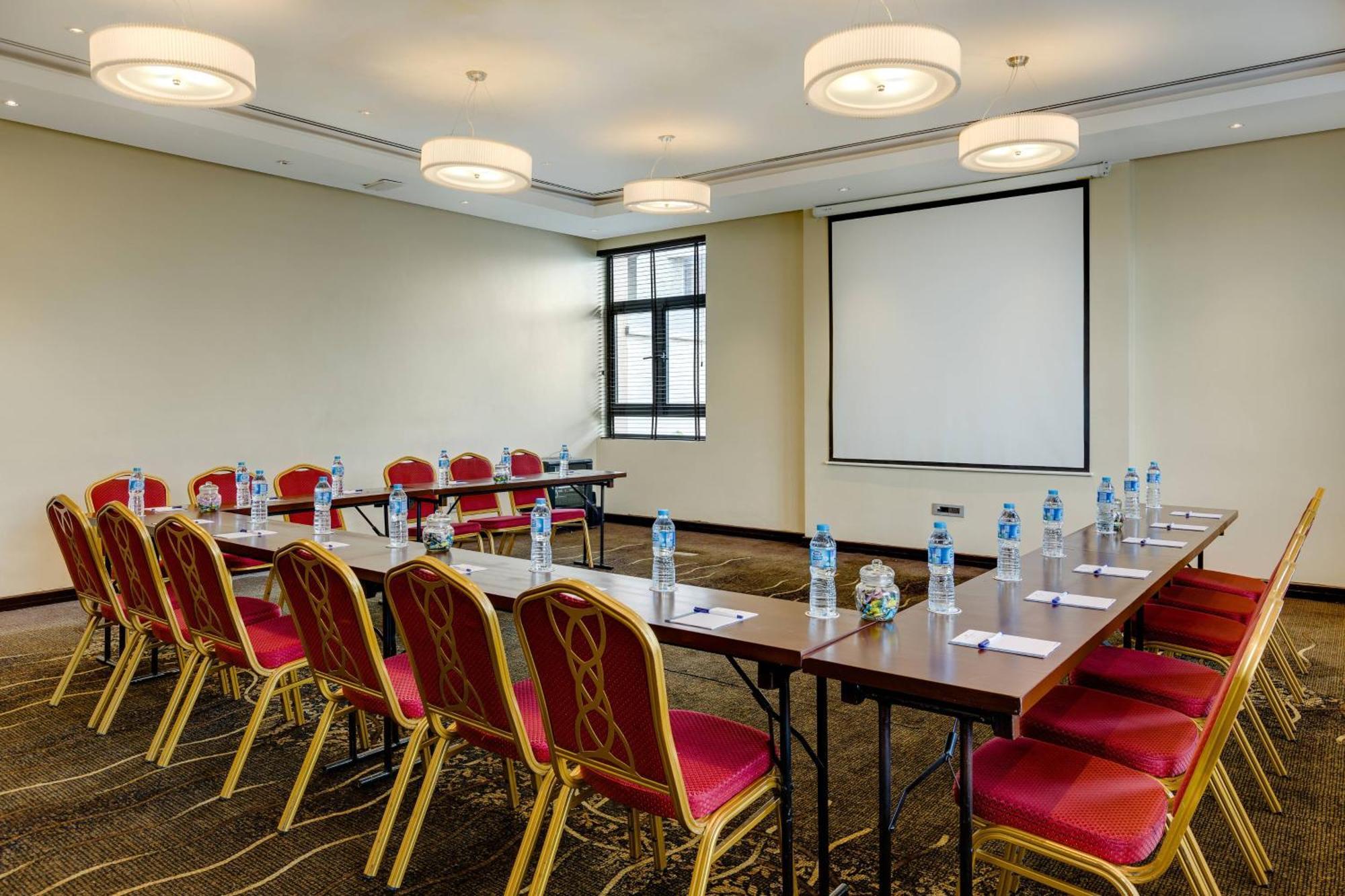 Protea Hotel By Marriott Ikeja Select Lagos Esterno foto