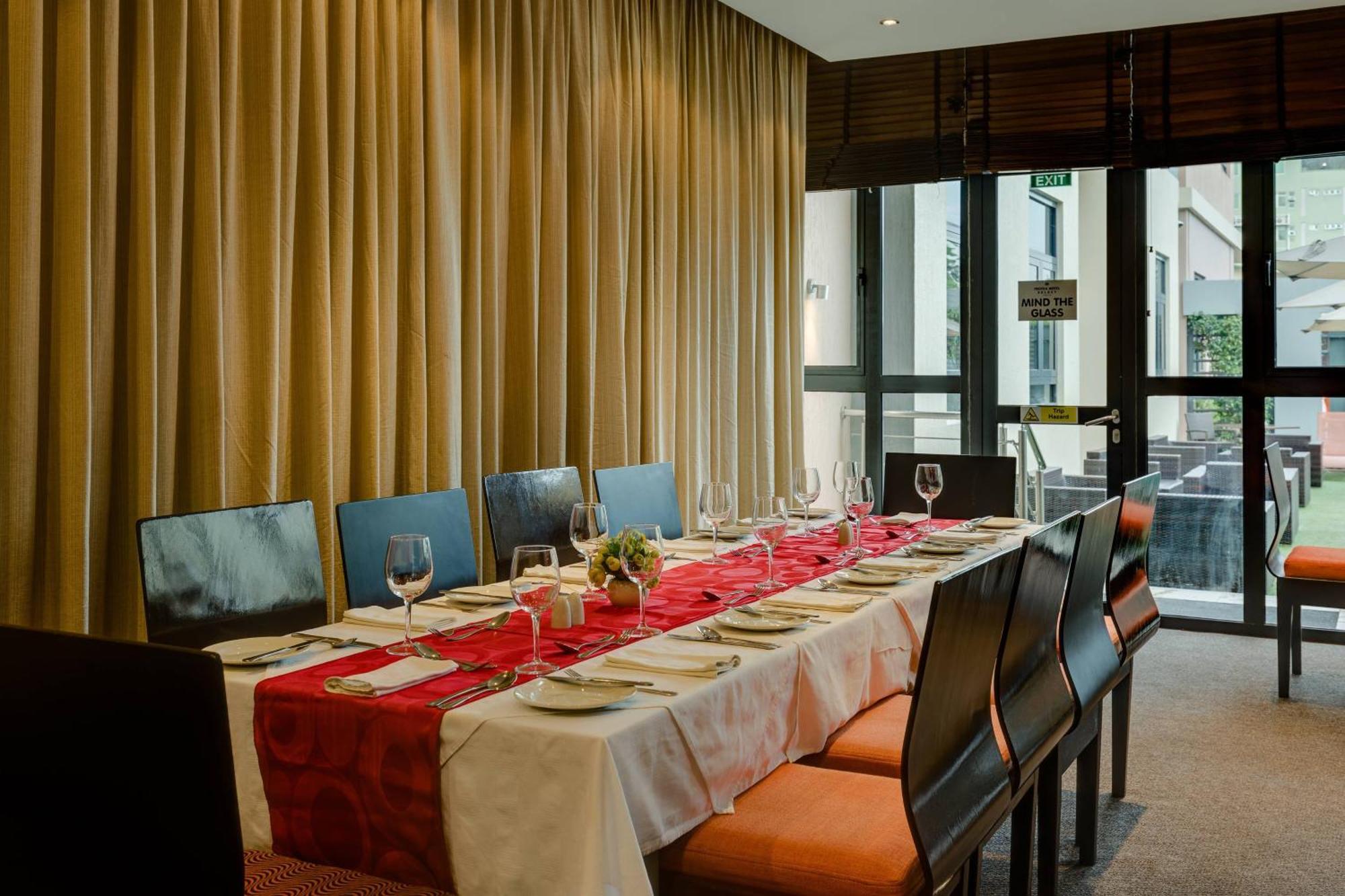 Protea Hotel By Marriott Ikeja Select Lagos Esterno foto