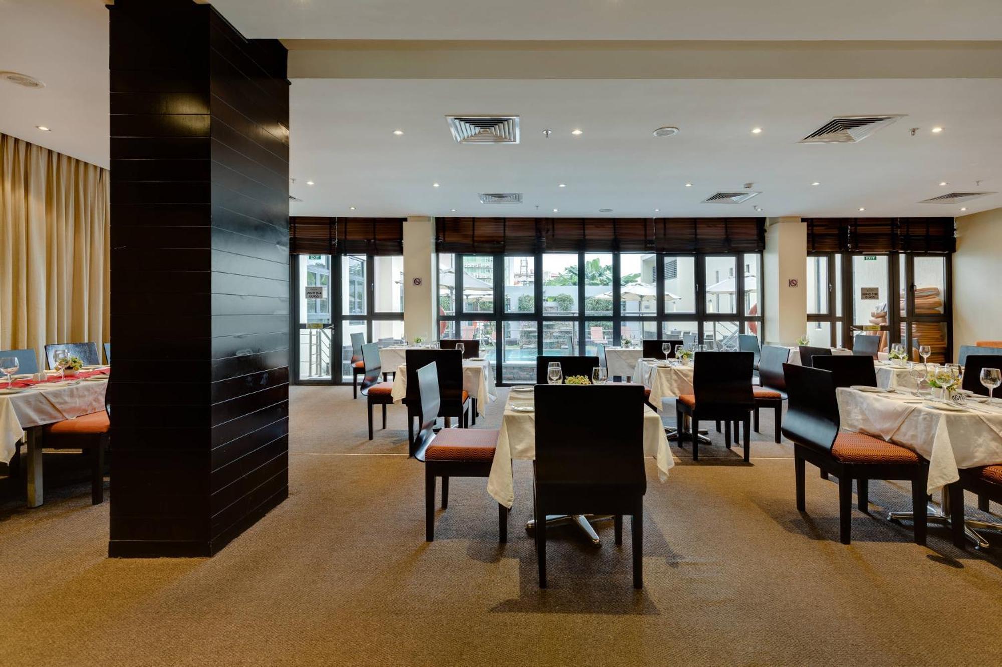 Protea Hotel By Marriott Ikeja Select Lagos Esterno foto